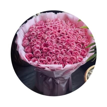باقة فاخرة مكونة من 100 وردة جوري وردي طبيعي بتنسيق أنيق، تعبّر عن الرقة، الحب، والاهتمام، وتُعد هدية مثالية للمناسبات الراقية كأعياد الميلاد، الخطوبة، أو التهاني الخاصة.