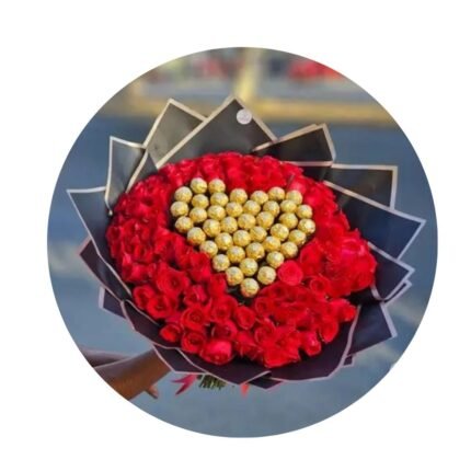 باقة أنيقة تجمع بين جمال الورد الطبيعي ورقي شوكولاتة فيريرو روشيه الفاخرة 🍫💐. هدية مثالية للتعبير عن الحب والاهتمام في أجمل المناسبات.